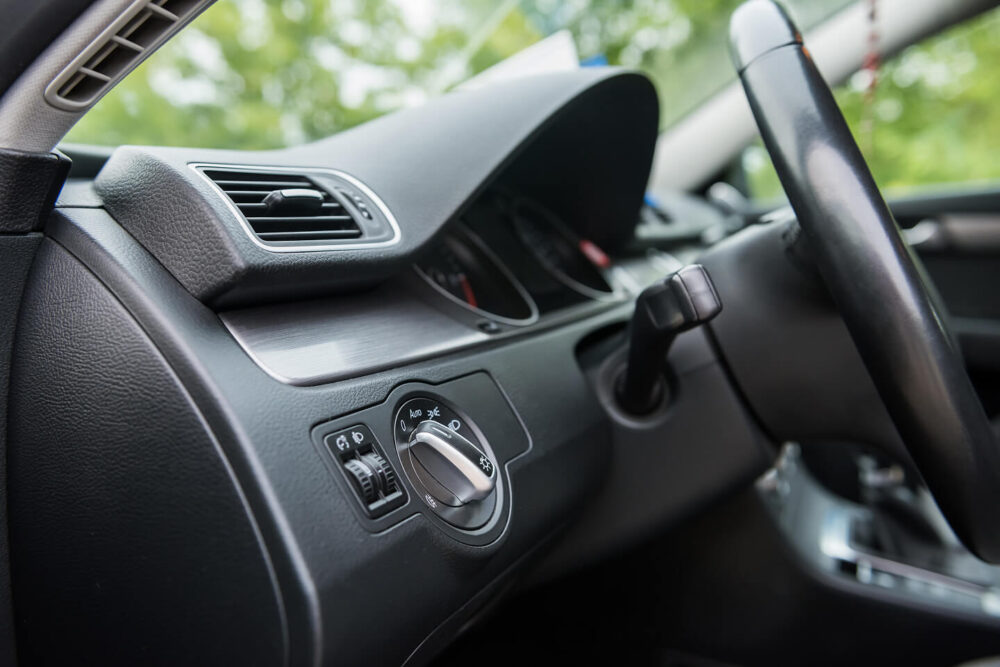 Wnętrze samochodu z elementami wykonanymi z duroplastów