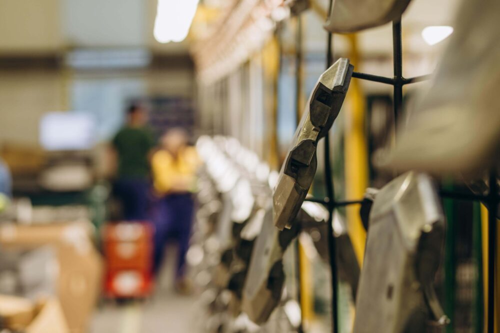 zdjęcie przedstawiające produkcje masową detali z tworzyw sztucznych